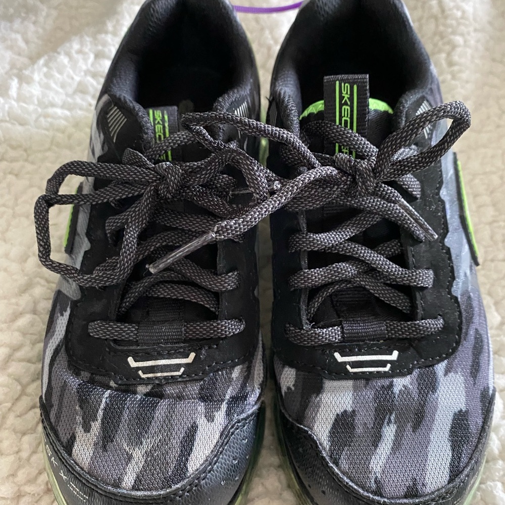 Sketchers boys sneakers size 2Y